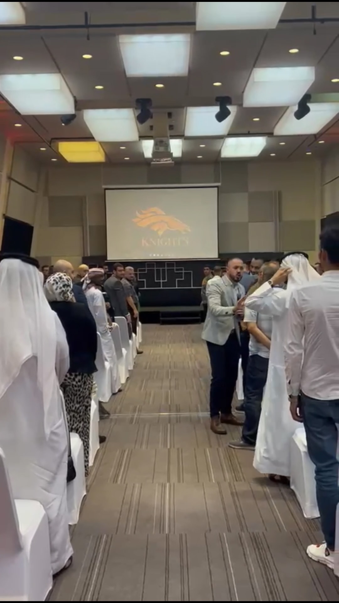 وئام عبود يتفاعل مع المشاركين بين صفوف القاعة